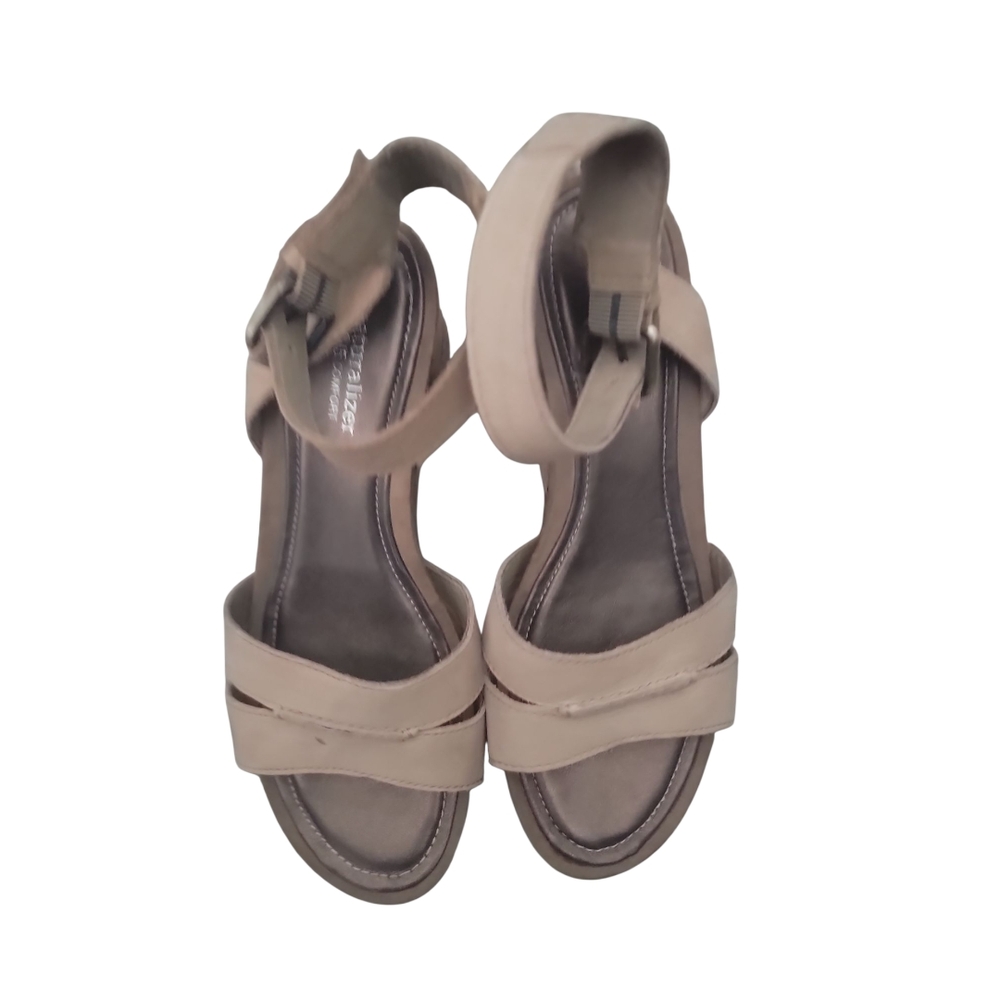 Naturalizer Tan Sandals with Cross-Strap Design